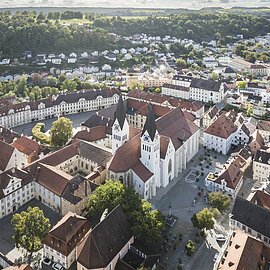 Luftbild der Altstadt von Eichst&auml;tt mit Dom und seinen beiden Glockent&uuml;rmen im Vordergrund sowie dem Domplatz. Hinter dem Dom erstrecken sich der Residenzplatz und der Domherrnhof Dietrichsstein.