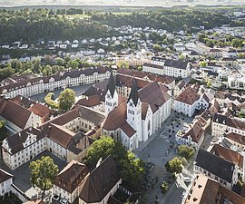Luftbild der Altstadt von Eichst&auml;tt mit Dom und seinen beiden Glockent&uuml;rmen im Vordergrund sowie dem Domplatz. Hinter dem Dom erstrecken sich der Residenzplatz und der Domherrnhof Dietrichsstein.